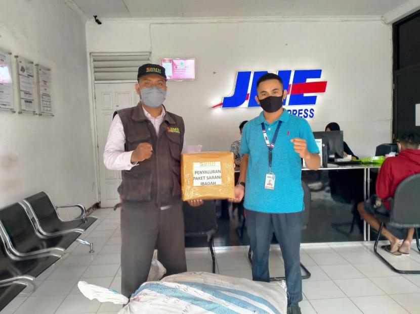 BMH Perwakilan NTT bersinergi dengan JNE Kota Kupang  mengirimkan  paket perlengkapan ibadah untuk dai dan guru ngaji di pulau-pulau di Nusa Tenggara Timur.