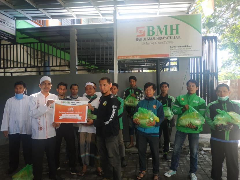 BMH Perwakilan Nusa Tenggara Barat menyalurkan paket sembako untuk dhuafa dan ojek online (ojol).