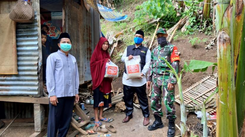 BMH Perwakilan Sulawesi Barat menyalurkan paket Berkah Fitrah kepada dhuafa terdampak Covid-19 di Mamuju.