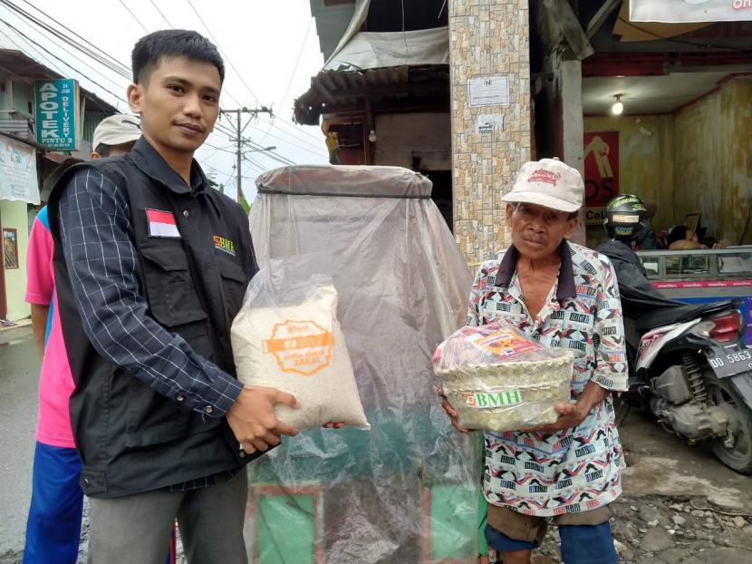 BMH Perwakilan Sulawesi Selatan memberikan bantuan ketahanan pangan untuk masyarakat terdampak wabah virus Covid-19 di Makassar.