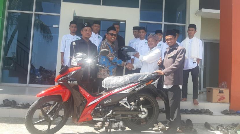 BMH Perwakilan Sulawesi Selatan menyerakan motor oprasional dakwah kepada dai di Toraja Utara, Ustadz Ikhsan Sholeh, Senin (25/7/2022).