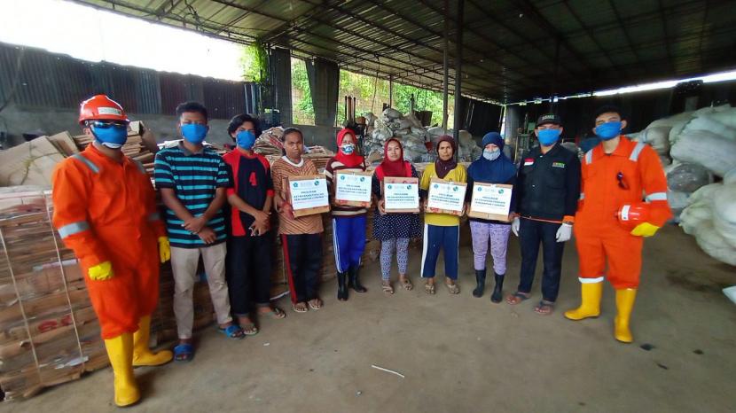 BMH Perwakilan Sulawesi Tenggara melakukan penyemprotan disinfektan dan membagikan paket sembako kepada warga terdampak Covid-19 di Kendari.