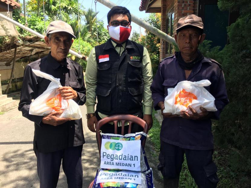 BMH Perwakilan Sumatera Utara memberikan bantuan sembako kepada satpam di Kota Medan.