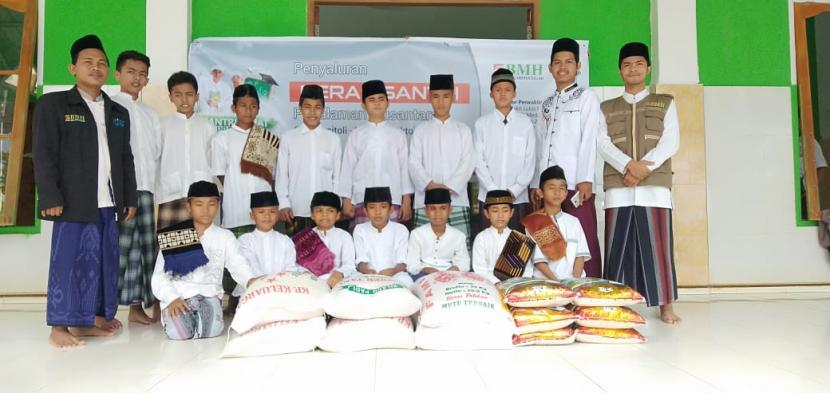 BMH Perwakilan Sumatera Utara menyalurkan bantuan beras untuk santri Pesantren Hidayatullah Gunungsitoli, Nias.