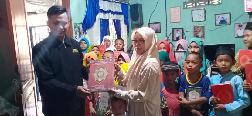BMH Perwakilan Sumatera Utara menyalurkan mushaf Alquran kepada anak-anak warga sekitar  eks Bandara Polonia Medan, Rabu (29/12).