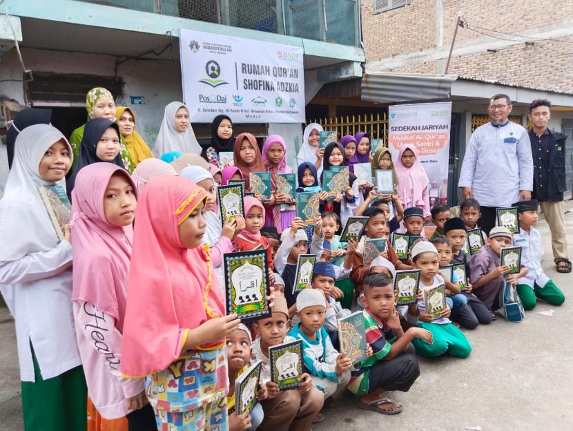 BMH Perwakilan Sumatera Utara menyalurkan mushaf Quran dan Iqro kepada santri Rumah Quran (RQ) Shofina Adzkia dan Rumah Quran Terapung Medan Belawan,  Medan, Selasa  (6/12/2022).