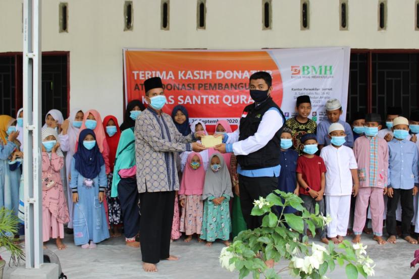 BMH Perwakilan Sumatera Utara menyerahkan bantuan dana pembangunan kelas santri Quran kepada pimpinan Pesantren Hidayatullah Darul Muttaqin di Desa Lubuk Hulu,Kabupaten Batubara.