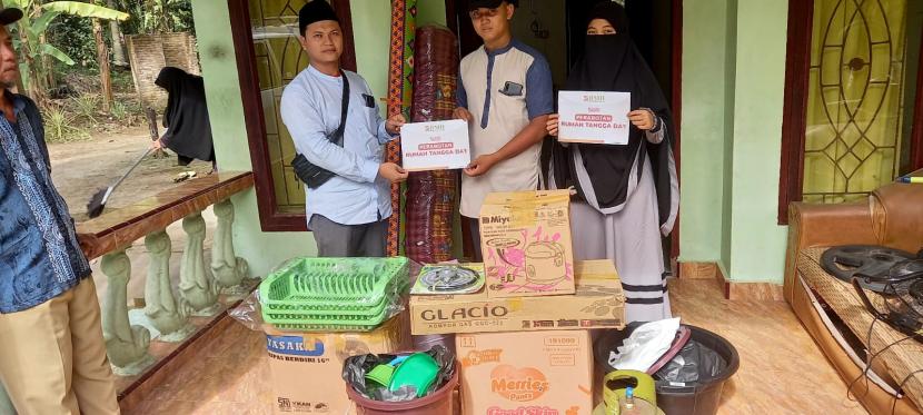  BMH Perwakilan Sumatera Utara menyerahkan  bantuan  perabotan rumah tangga kepada Ustadz  Fatih Muammal Intifadhah,  dai tangguh yang ditugaskan di Desa Sugarang Bayu, Kecamatan Bandar, Kabupaten Simalungun, Rabu (9/2).