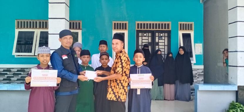 BMH Perwakilan Sumatera Utara menyerahkan donasi kepada Pesantren Darul Muttaqien di Desa Lubuk Hulu, untuk membayar utang pembangunan asrama putri.