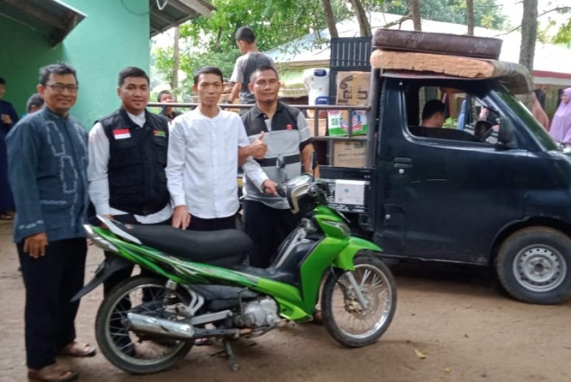 BMH Perwakilan Sumatera Utara menyerahkan motor dan kafalah atau tunjangan hidup kepada Ustaz  A Sya