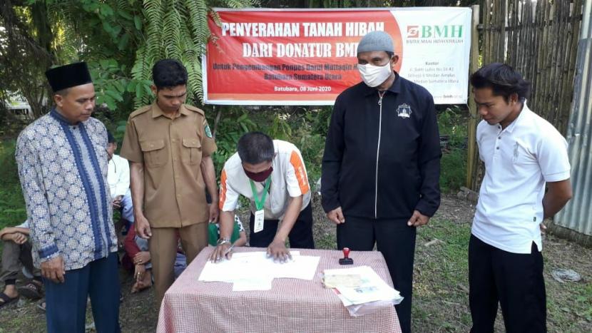 BMH Perwakilan Sumatera Utara menyerahkan wakaf tanah hibah kepada Pesantren Darul Muttaqin Hidayatullah Batubara.