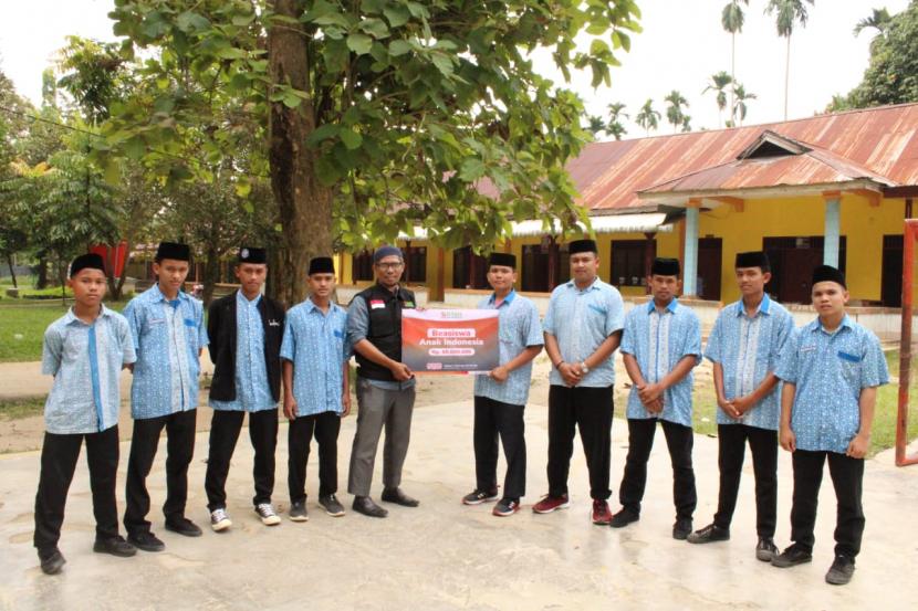 BMH Perwakilan Sumatera Utara (Sumut) melakukan penyerahan beasiswa untuk 10 santri tahfidz dari keluarga prasejahtera dan anak yatim di lingkungan Pesantren Hidayatullah Deli Serdang.