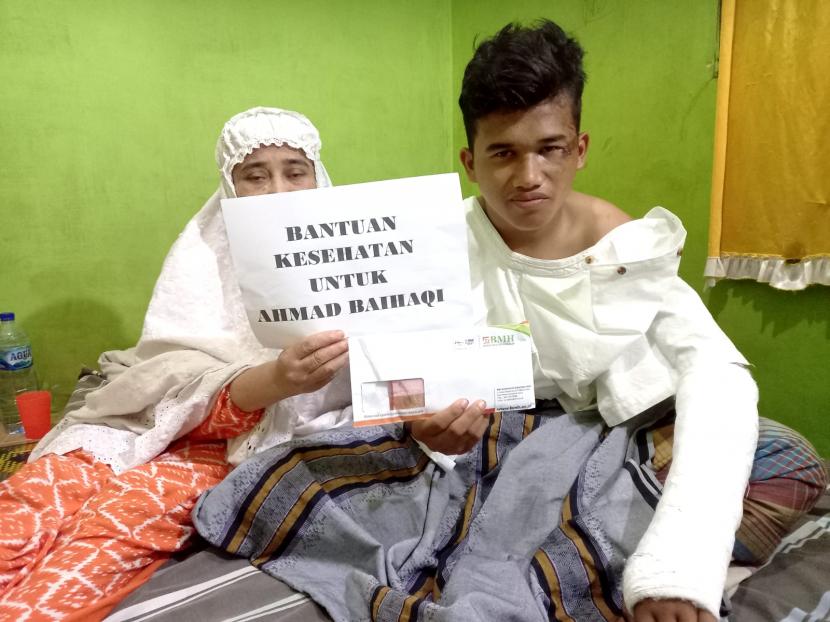 BMH Perwakilan Sumatera Utara (Sumut) menyalurkan bantuan biaya berobat kepada Ahmad Baihaqi, korban jatuh dari pohon kelapa setinggi tujuh meter, di Desa Mompang Julu,  Kecamatan  Penyabungan Kab Mandailing Natal, pekan lalu.