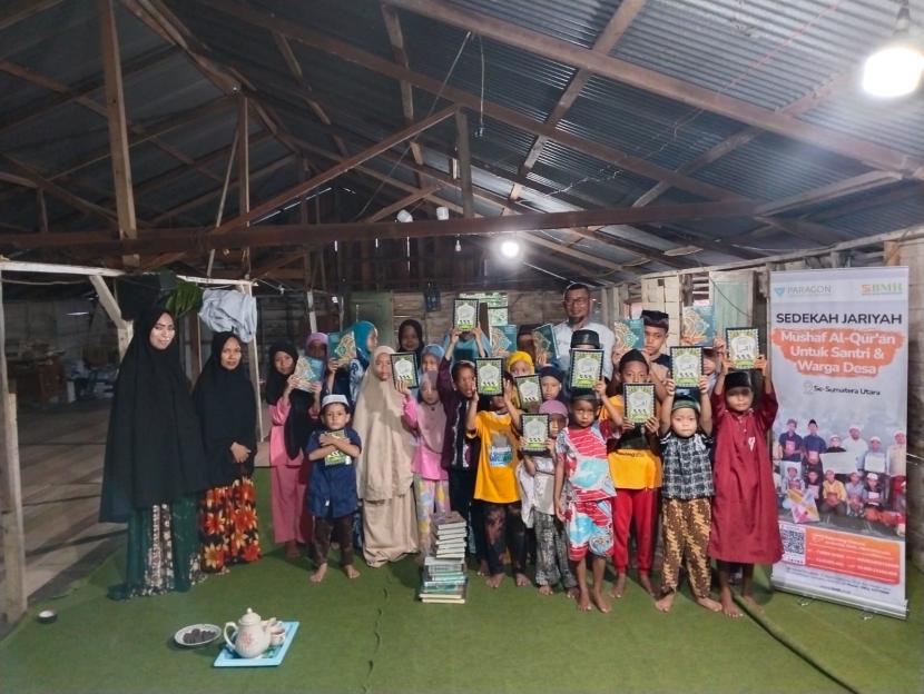  BMH Perwakilan  Sumatra Utara  menyalurkan 80 mushaf Quran dan Iqro kepada santri dan warga pinggiran pesisir Medan.