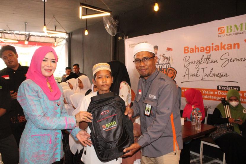 BMH Perwakilan Sumut melaksanakan Muharram Bangkit Bahagiakan Anak Indonesia dalam rangka berbagi bahagia bersama adik-adik yatim yang bertempat di Majelis Kupie Medan Johor, Medan, Kamis (25/8/2022).