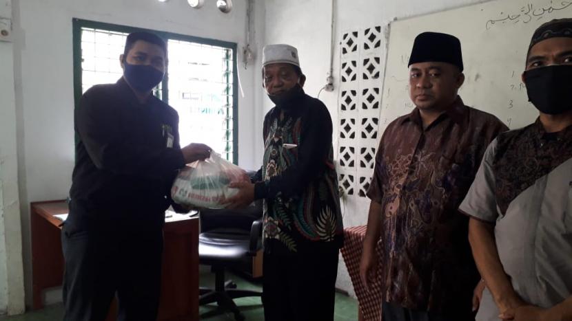 BMH Perwakilan Sumut menyalurkan bantuan sembako untuk guru MDA Al Wasliyah Darul Aman.