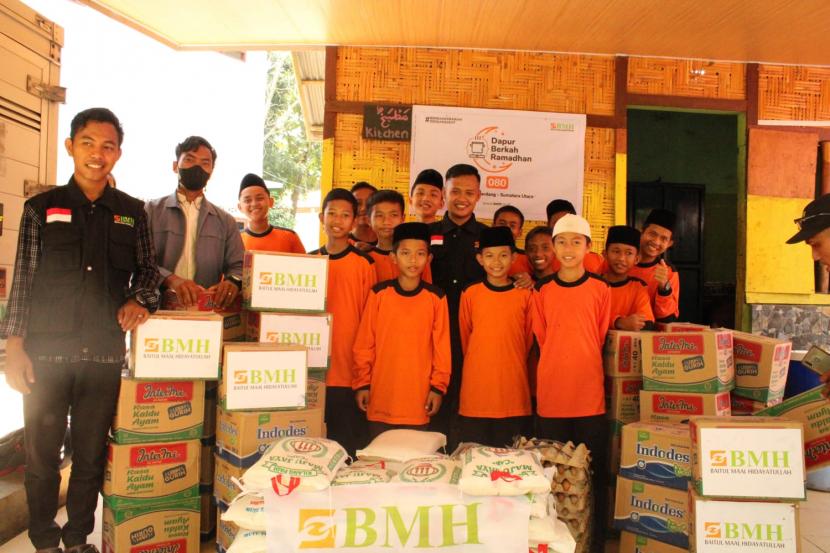 BMH Perwakilan Sumut menyalurkan logistik untuk kebutuhan santri selama Ramadhan di empat pesantren.