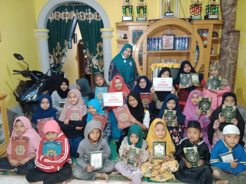 BMH Perwakilan Sumut menyalurkan mushaf Quran kepada santri Quran di Dusun V Teknol,  Desa Sempajaya, Kecamatan Berastagi, Kabupaten Karo, Selasa   (11/1).