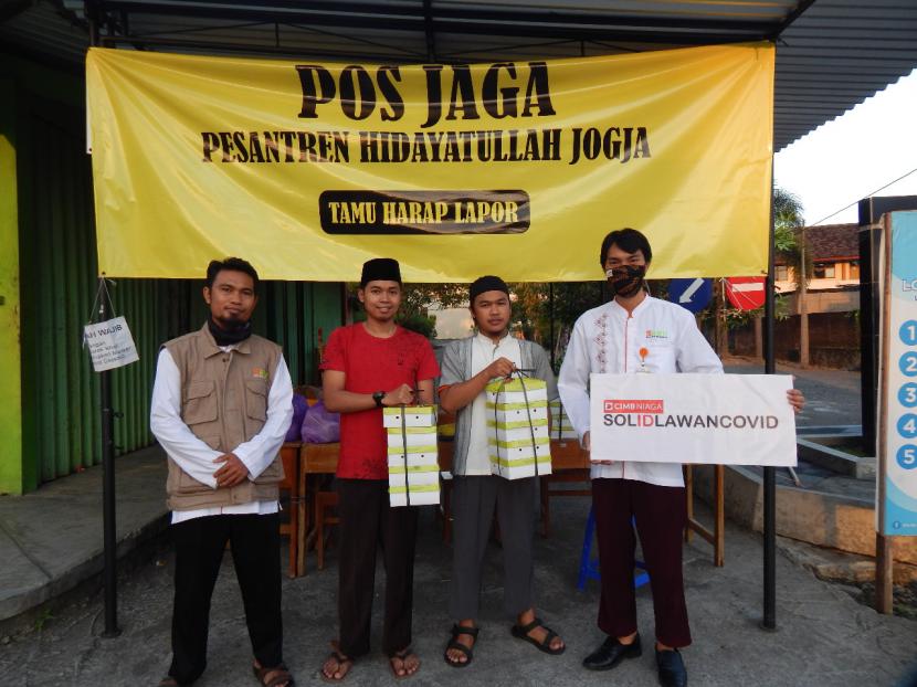 BMH Perwakilan Yogyakarta bersama Bank CIMB Niaga Syariah membagikan paket buka puasa untuk duafa terdampak Covid-19.