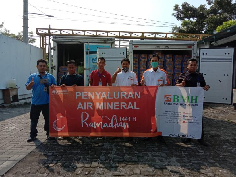 BMH Perwakilan Yogyakarta membagikan air minum kepada warga di Yogyakarta dan Jateng.