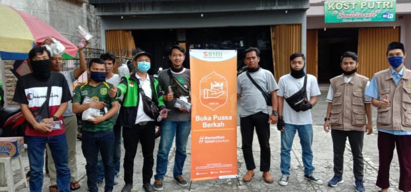 BMH Perwakilan Yogyakarta membagikan makanan buka puasa dan masker kepada warga yang terdampak Covid-19.