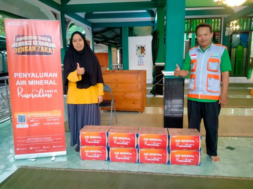 BMH Perwakilan Yogyakarta menyalurkan  air mineral sebanyak 12.000 botol gratis ke masjid, mushala dan pesantren di wilayah Yogyakarta dan sebagian wilayah Jawa Tengah.