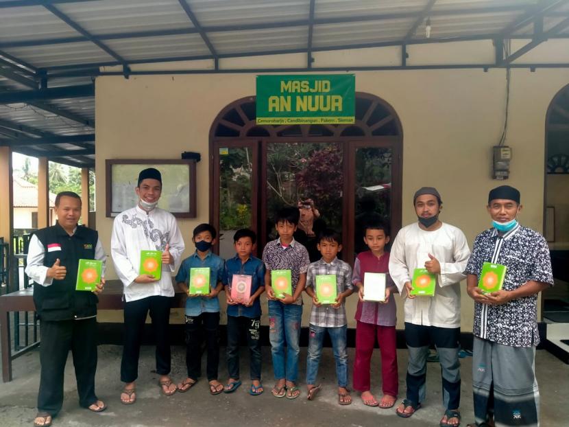 BMH Perwakilan Yogyakarta  menyalurkan Alquran ke  TPQ yang berada di masjid-masjid  lereng Gunung Merapi, Sabtu (25/9).