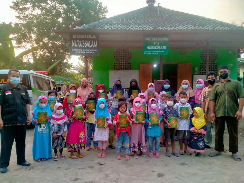 BMH Perwakilan  Yogyakarta menyalurkan Alquran untuk santri TPQ Nurussalam  yang  berada di Dusun Gondang, Mergoangung, Seyegan, Sleman, Kamis (21/10).