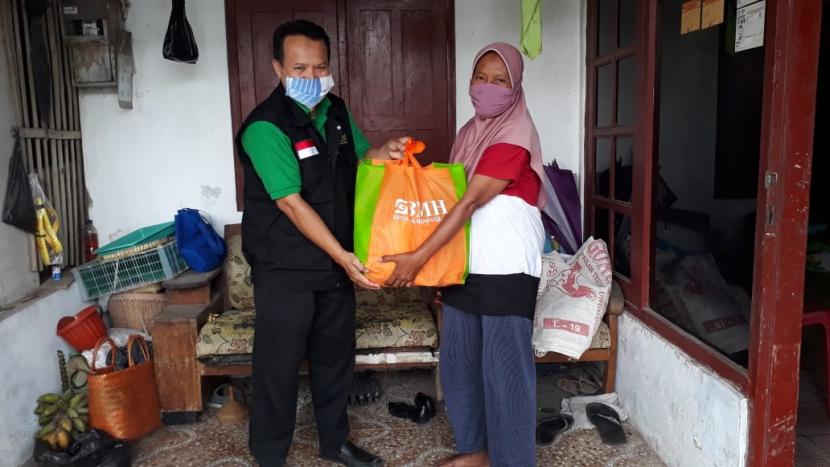 BMH Perwakilan Yogyakarta menyalurkan bantuan sembako kepada keluarga Mbah Suginem Darmosuwito  yang diwakili menantunya, Suyatmi, Kamis (14/10).