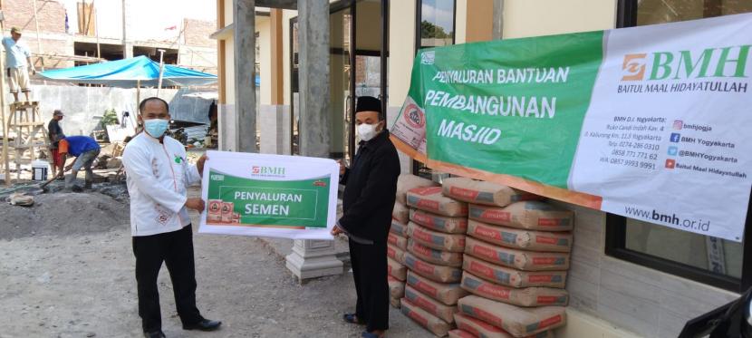BMH Perwakilan Yogyakarta menyalurkan bantuan semen untuk penyelesaian pembangunan masjid dan mushala di wilayah tersebut.