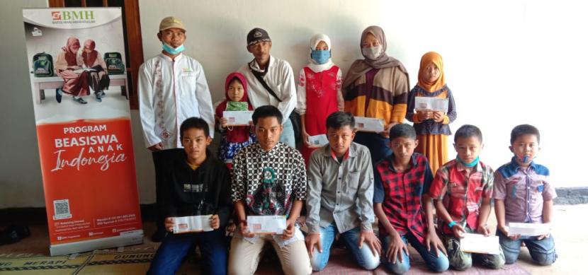 BMH Perwakilan Yogyakarta menyalurkan beasiswa kepada siswa kurang mampu di Gunung Kidul, Yogyakarta.