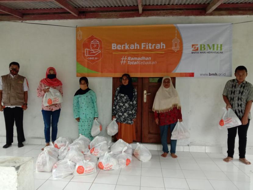 BMH Perwakilan Yogyakarta menyalurkan paket Berkah Fitrah kepada masyarakat di lereng Gunung Merapi.