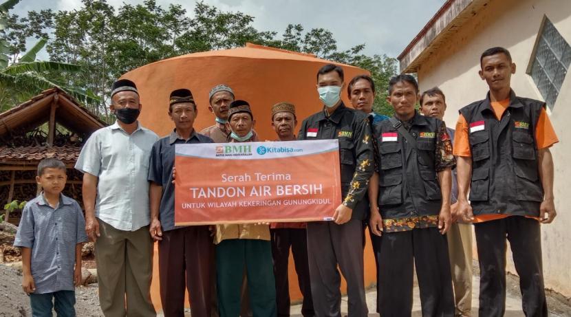 BMH  Perwakilan Yogyakarta menyerahkan bantuan bak penampungan air bersih kepada takmir Masjid Al-Barokah yang berada dusun Tipes, Botodayakan, Rongkop, Gunungkidul, Jumat (29/10).