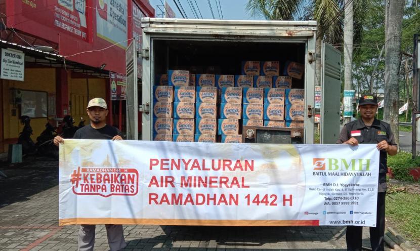 BMH Perwakilan Yoyakarta menyalurkan bantuan air mineral ke lebih dari 300 pesantren, masjid dan mushala di Yogyakarta dan kota-kota lain di Jawa Tengah.