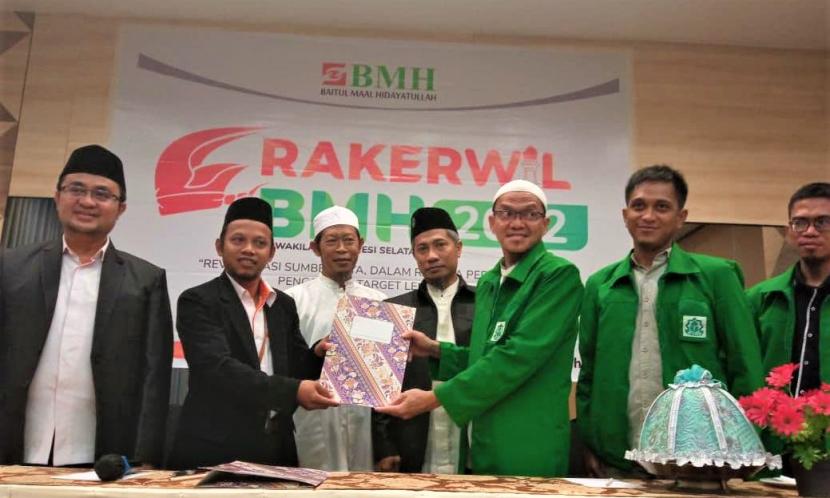 BMH Sulsel meneken MoU dengan STAI Al-Bayan Makassar terkait pendidikan ekonomi syariah untuk amil BMH.