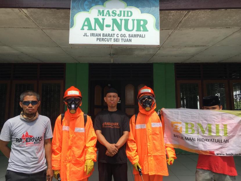 BMH Sumatera Utara melakukan penyemprotan disinfektan masjid-masjid yang ada di pinggiran kota Medan.