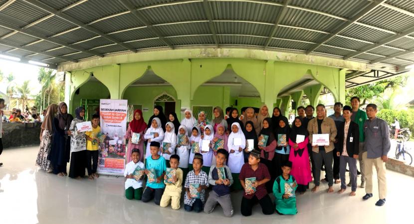 BMH Sumatera Utara menyalurkan puluhan Mushaf Alquran dan paket Iqro  kepada anak-anak warga Dusun 3, Desa Sugiharjo Kecamatan Batang Kuis, Kabupaten Deli Serdang, Selasa (26/7/2022).