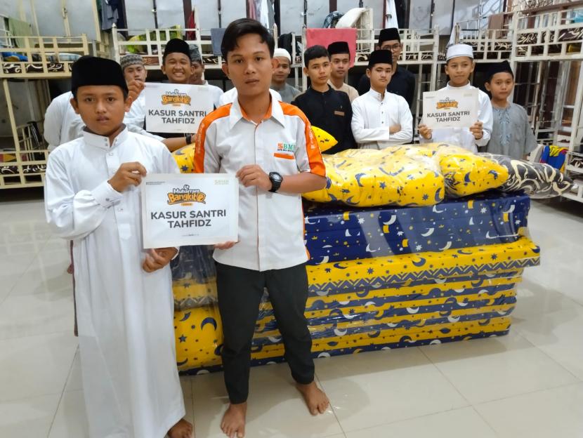 BMH Sumut menyerahkan kasur dan bantal untuk santri tahfidz Baitul Quran Polonia, Medan,  Ahad (28/8/2022).