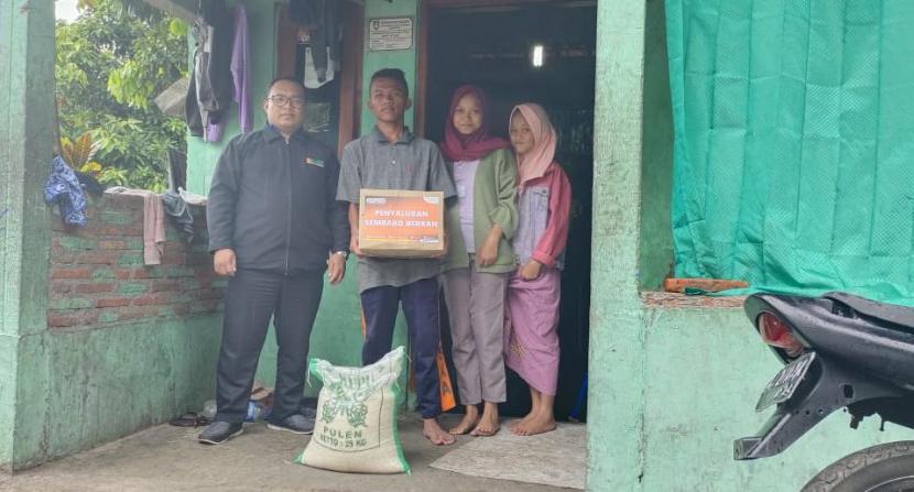 BMH Surakarta menyalurkan  sembako kepada  keluarga dhuafa di Mojosongo, Surakarta, Jawa Tengah, Selasa (16/11).