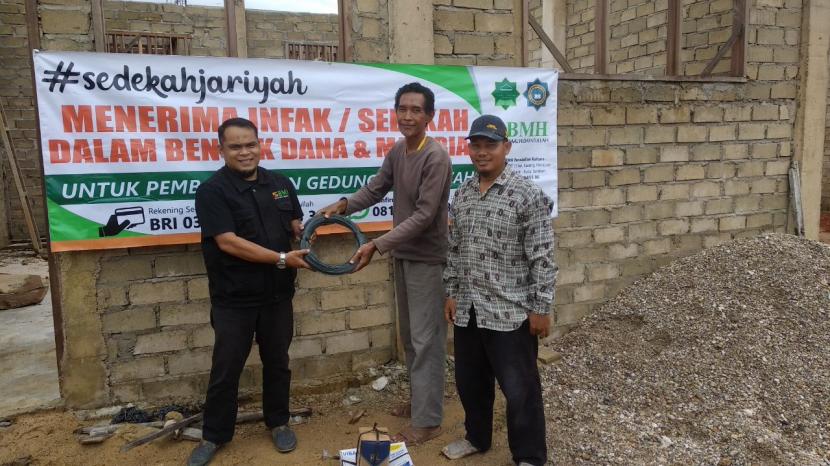 BMH terus memberikan bantuan pembangunan Madrasah Ibtidaiyah (MI) Al-Izzah, Tarakan, Kalimantan Utara.