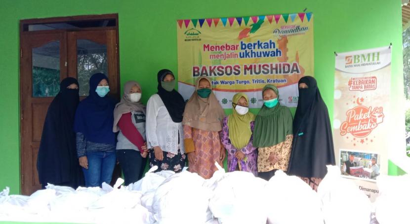 BMH Yogyakarta bekerja sama dengan Muslimat Hidayatullah (Mushida) meyalurkan paket sembako gratis kepada masyarakat yang berada di lereng gunung Merapi, tepatnya di dusun Turgo, Tritis dan Kratuan, Yogyakarta, Ahad (2/5).