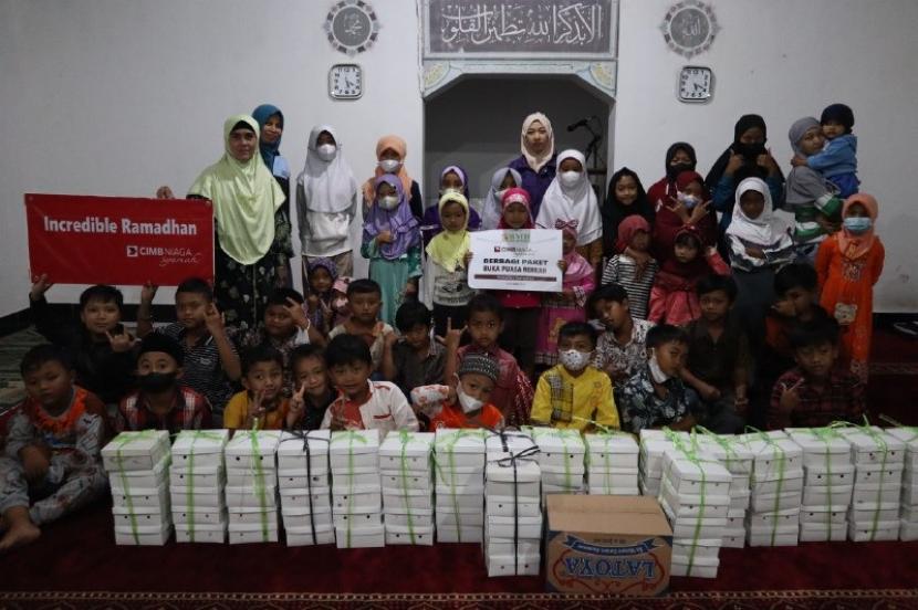 BMH Yogyakarta bersama CIMB  Niaga Syariah membagikan Paket Buka Puasa Berkah kepada jamaah da santri TPA Masjid Jumadil Qubro, Yogyakarta, Jumat (8/4).