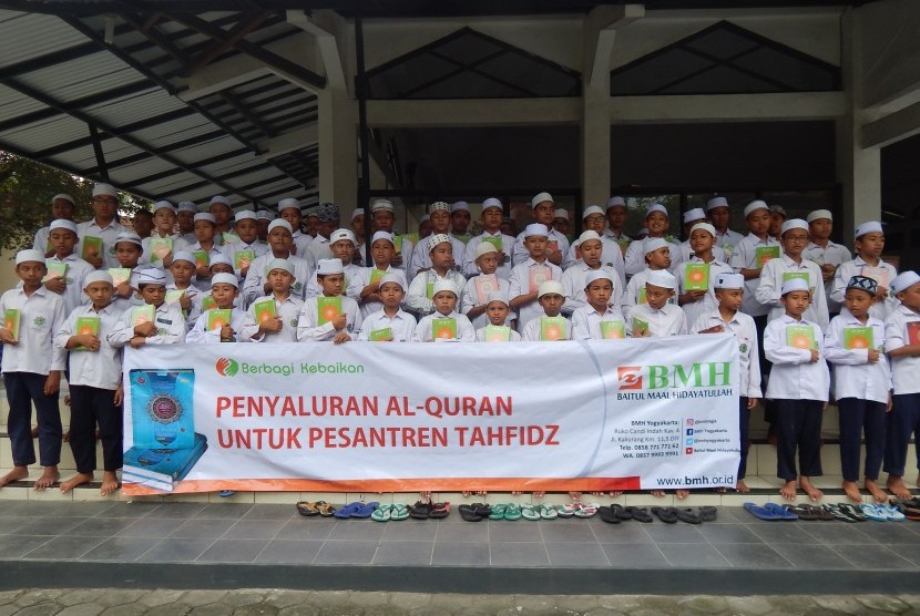 BMH Yogyakarta menyalurkan Alquran kepada santri tahfizh Ponpes Hidayatullah.