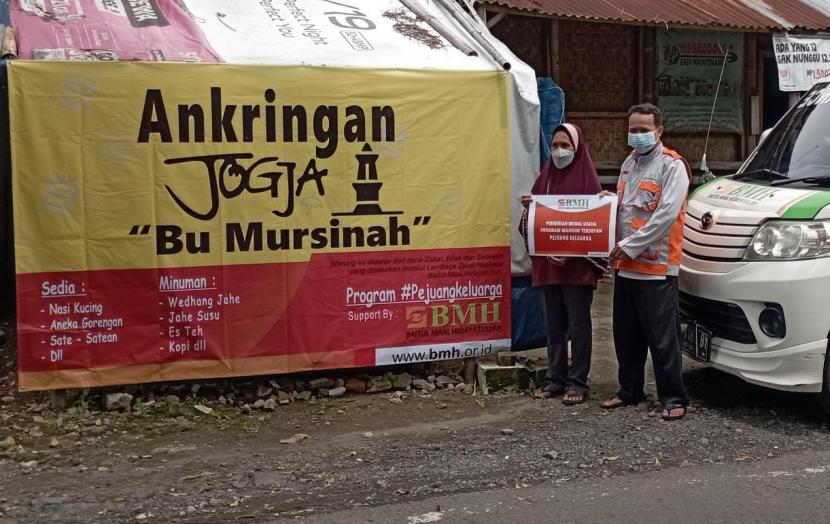 BMH Yogyakarta menyalurkan bantuan modal usaha kepada Ibu Mursinah, seorang pedagang angkringan di Yogyakarta.