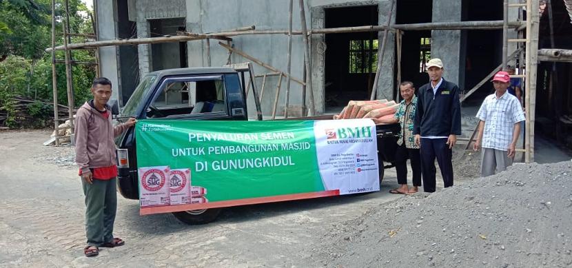 BMH Yogyakarta menyalurkan bantuan pembangunan Masjid Al-Mujahidin.(BMH)