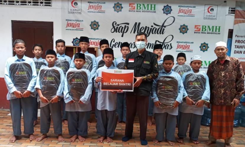 BMH Yogyakarta menyalurkan bantuan perlengkapan belajar untuk santri  Pesantren Tahfidz Cahaya Quran,  Sleman, Yogyakarta, Sabtu (6/11).