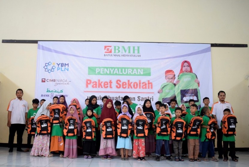 BMH Yogyakarta menyalurkan paket bantuan perlengkapan sekolah untuk para yatim dan duafa.
