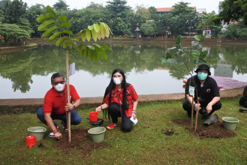 BMi menggelar kegiatan menanam pohon dan penyebaran benih ikan untuk penghijauan di Danau Kampung Bintaro, Jakarta Selatan, Sabtu (29/1/2022). 