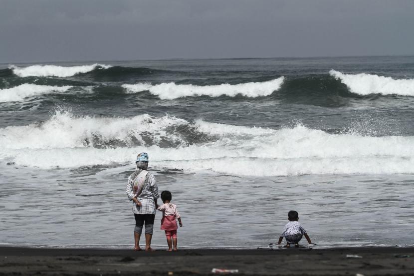 BMKG meminta warga untuk waspada terhadap gelombang air laut yang tinggi akibat tingginya kecepatan angin. (ilustrasi)