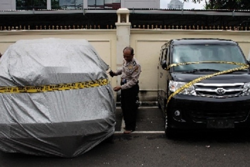 BMW car (left) driven by M Rasyid Amrullah parks at the police office in Jakarta with the Luxio, the victims' car. 